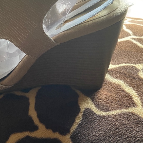 AEROSOLES Leather Honey Blossom Bone Snake Print Wedges - Picture 2 of 15